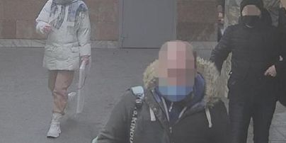 Набросился с ножом и отобрал телефон: в Киеве задержали грабителя, который тяжело ранил женщину