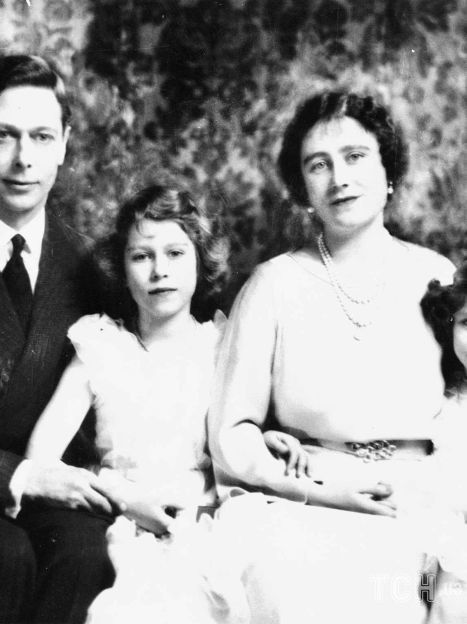 Елизавета Боуз-Лайон с родителями и сестрой / © Associated Press