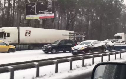 Первый снег на Бориспольской трассе: на въезде в Киев образовался масштабный затор