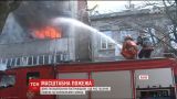 У Львові рятувальники цілий день гасять пожежу в колишньому заводі "Електрон"