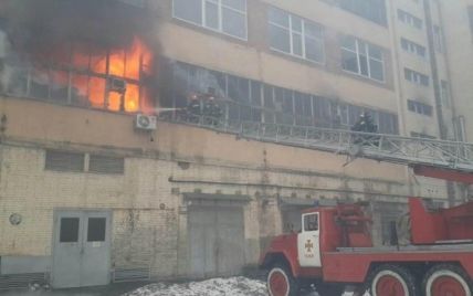 Вже двоє рятувальників постраждали під час ліквідації пожежі у Львові