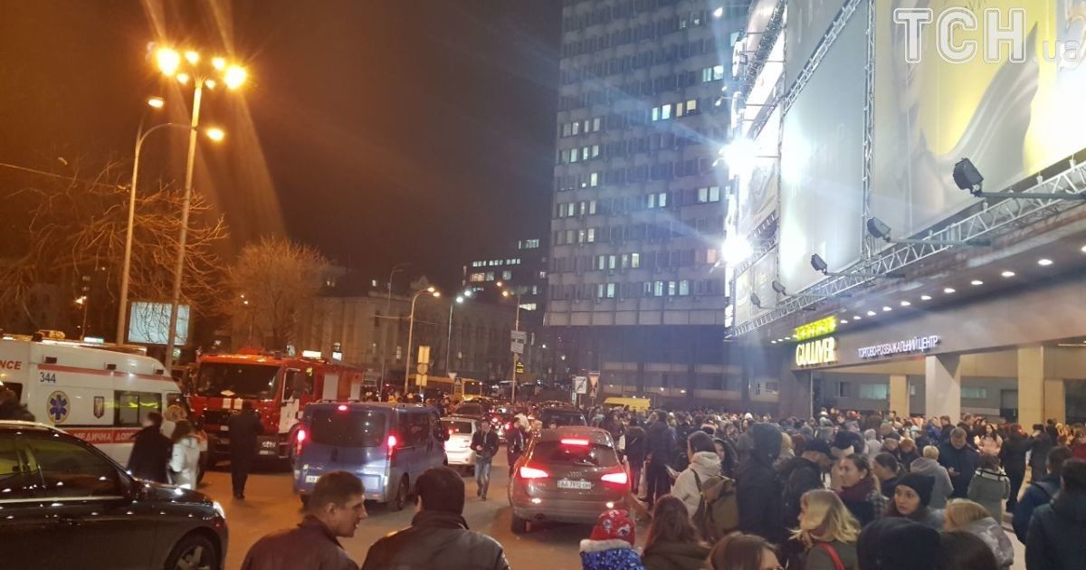 Евакуація людей із ТРЦ "Гулівер" у Києві / © ТСН.ua