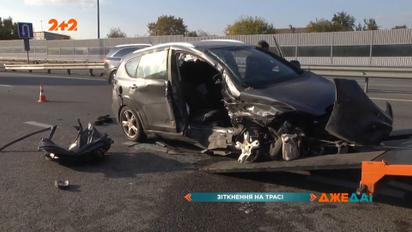 Через ДТП автомобіль розкидало по всій Житомирській трасі