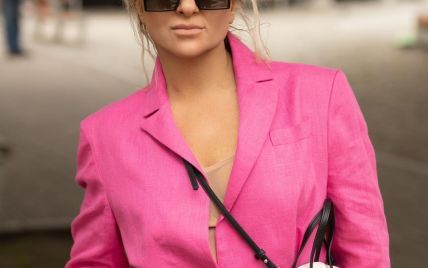 Яка стильна: Наталя Могилевська у рожевому костюмі прогулялася Києвом