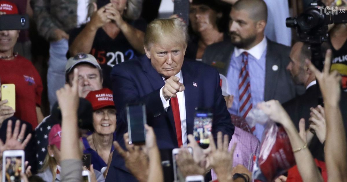 Трамп висміяв учасника мітингу через зайву вагу. Потім виявилося, що він його прихильник