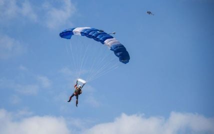 Парашутист випадково приземлився у вольєрі з тваринами: кому він склав компанію в зоопарку