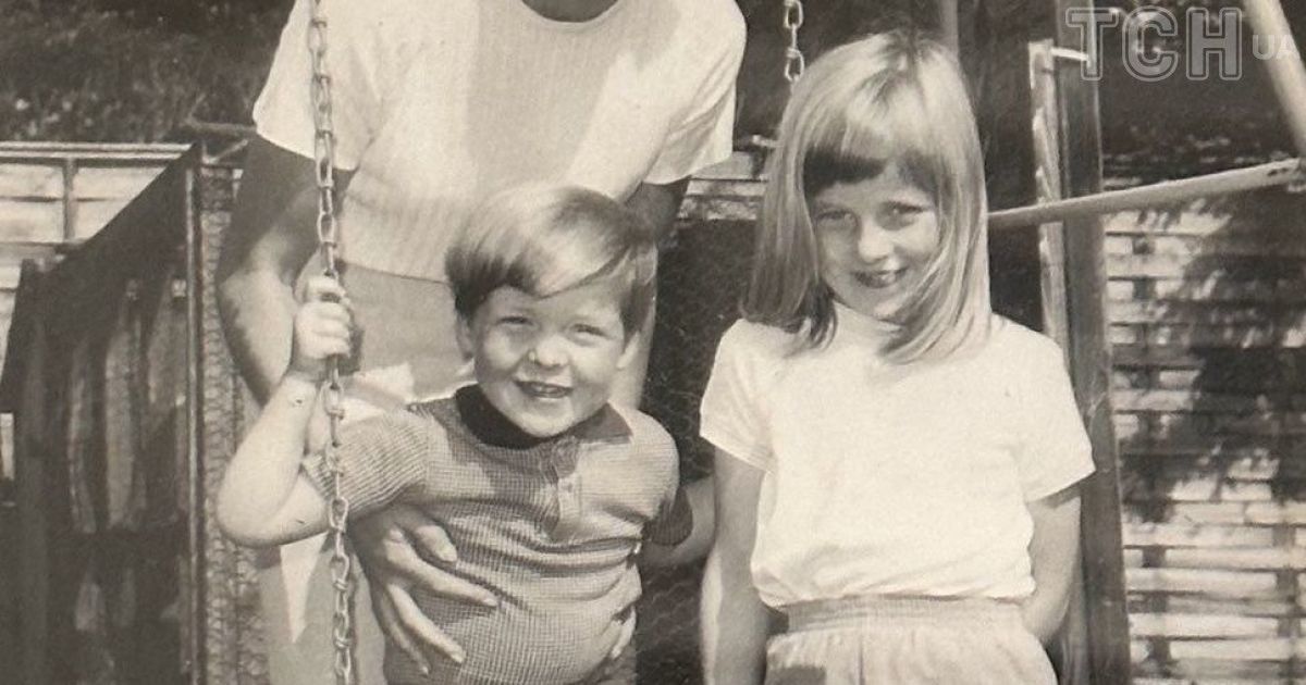 Чарльз Спенсер со своей сестрой принцессой Дианой и их матерью Фрэнсис