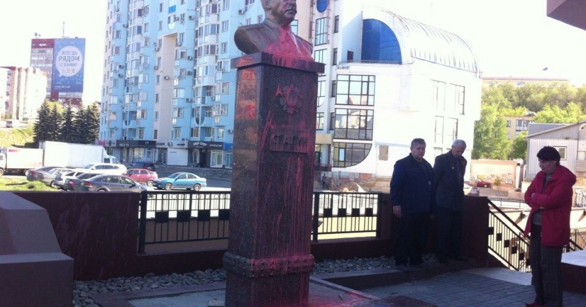 Жінка перефарбувала радянського диктатора