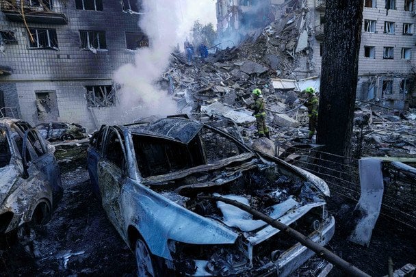 Есть угроза обрушения, количество людей под завалами неизвестно: ГСЧС о "прилете" в дом в Киеве