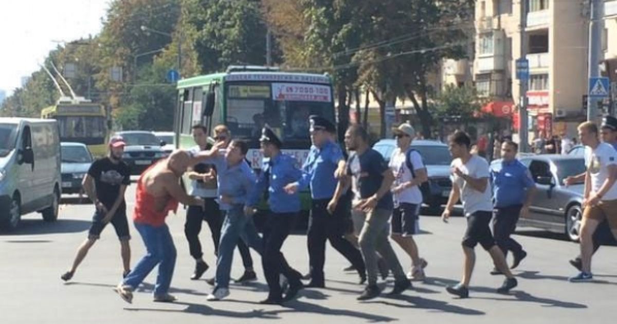 В Харькове набросились на мужчину с футболкой "СССР" / © twitter.com/itsector