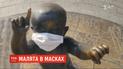 Неизвестные надели защитные маски на памятник маленьким основателям Киева