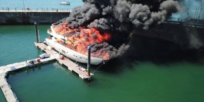 Горела как факел: в британском порту произошел взрыв на суперяхте (видео)