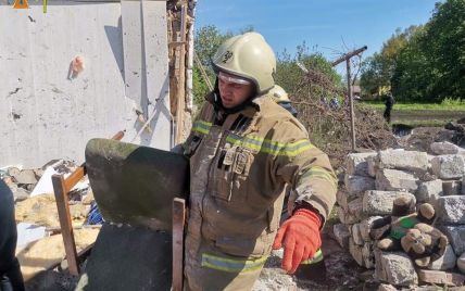 В Сумской области спасатели разбирают завалы после ракетных ударов оккупантов (фото)