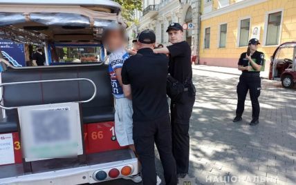 Скандал на патріотичній акції в Одесі: провокатор пручався і хотів втекти від поліції