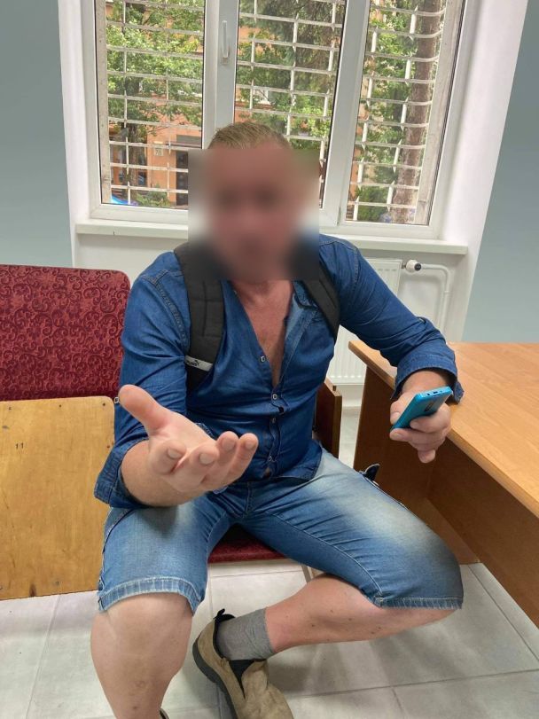 На фото нападающий в полиции. Автор: потерпевшая девушка / ©