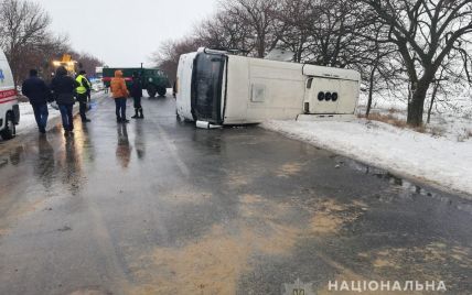 Под Николаевом рейсовый автобус с 27 пассажирами перевернулся на дорогу, есть пострадавшие