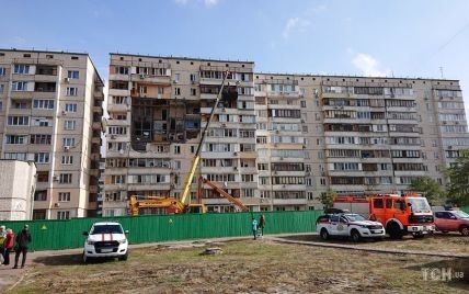 Жители разрушенной взрывом многоэтажки на Позняках наконец могут забрать с нее вещи