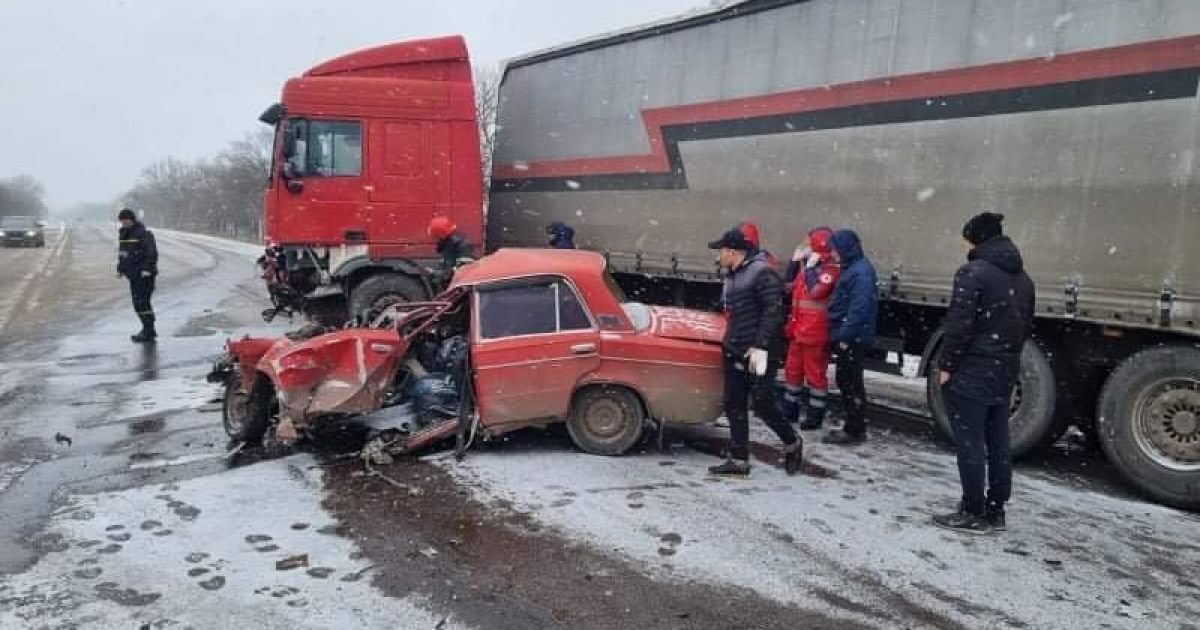 Смертельное ДТП в Николаевской области: грузовик смял легковушку (видео)
