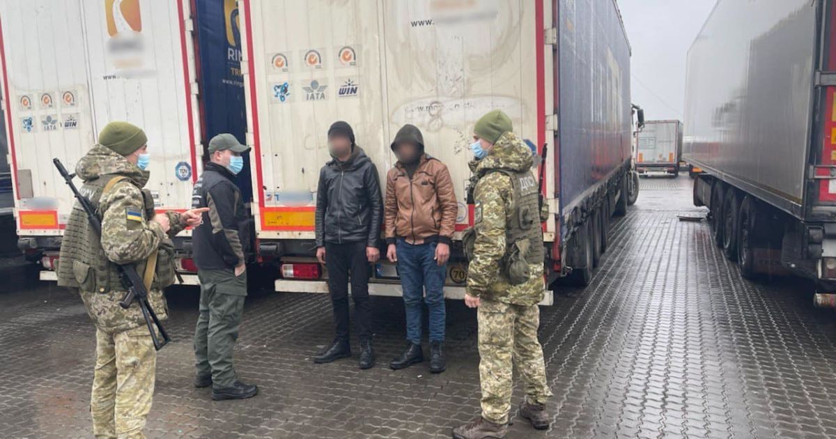 Заплатили по 2 тысячи долларов США: в Одессе в полуприцепах задержали нелегалов из Палестины и Сирии