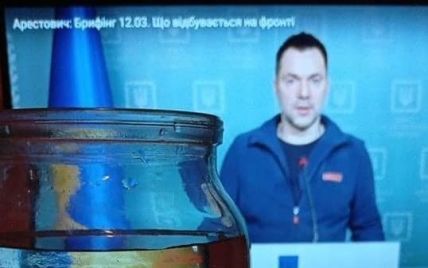 Заряжают банки с водой: Арестович отреагировал на шутки украинцев в Сети (фото)