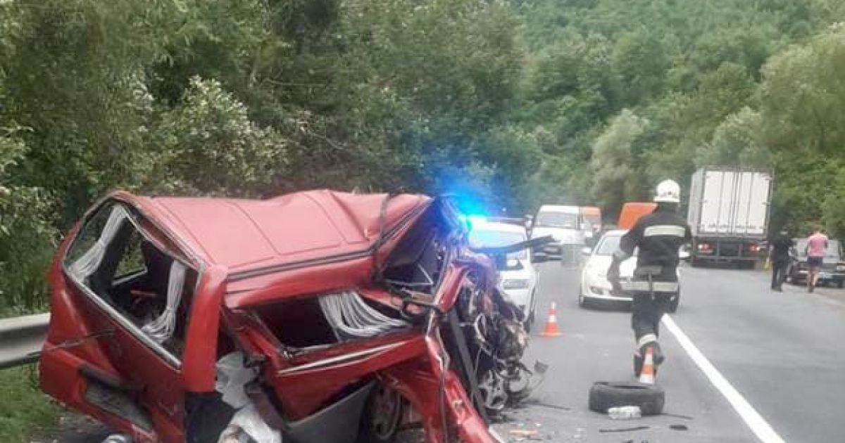 Виїхав на зустрічну та врізався в фуру: на Закарпатті в ДТП загинула 23-річна дівчина, постраждало двоє дітей