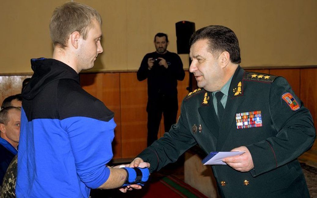 Під час спілкування з пораненими бійцями міністр оборони України висловив слова вдячності кожному військовослужбовцю-учаснику АТО та потиснув руку цим відважним людям. / © mil.gov.ua