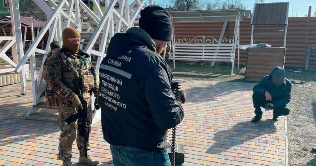 На Одещині викрили чоловіка, який організував канал продажу вогнепальної зброї та боєприпасів