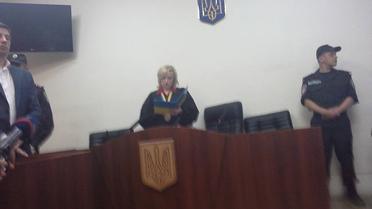 Двух задержанных - Вадима Полищука и Андрея Медведько - привезли в Шевченковский райсуд для избрания меры пресечения / © Facebook.com/Олександр Рудоманов