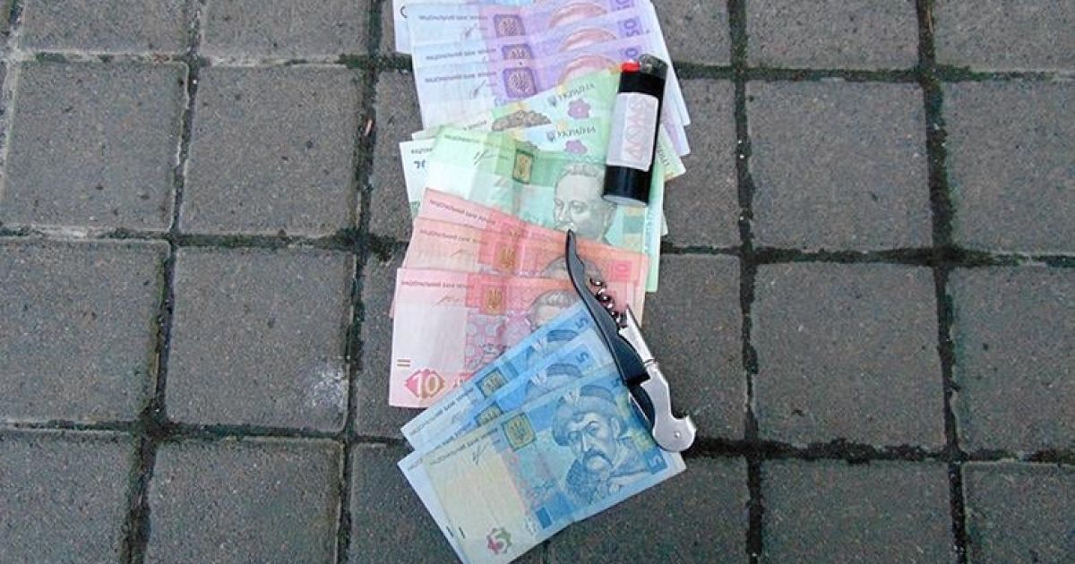У Києві чоловік за схемою «родич у біді» видурив у пенсіонерки 7 тисяч доларів