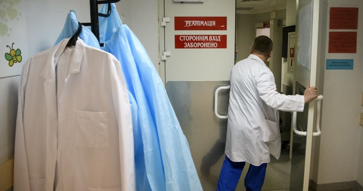 "На передовой войны с COVID-19": сколько медиков заболело и умерло от коронавируса в Украине
