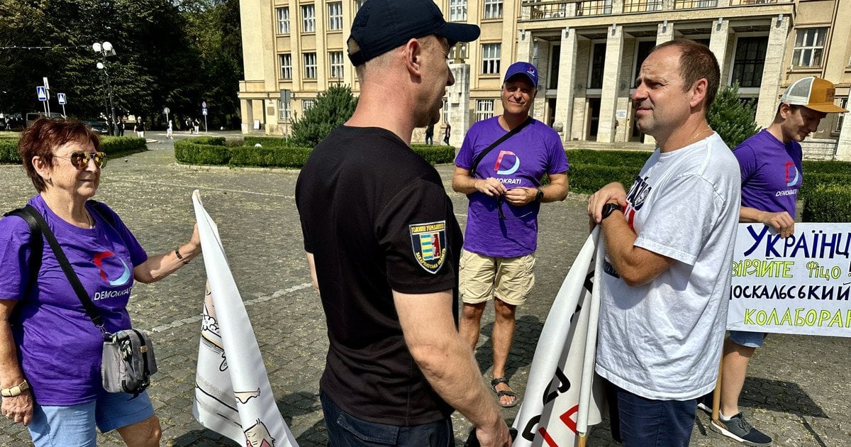 В Ужгороді поліція зупинила акцію протесту словаків на підтримку України
