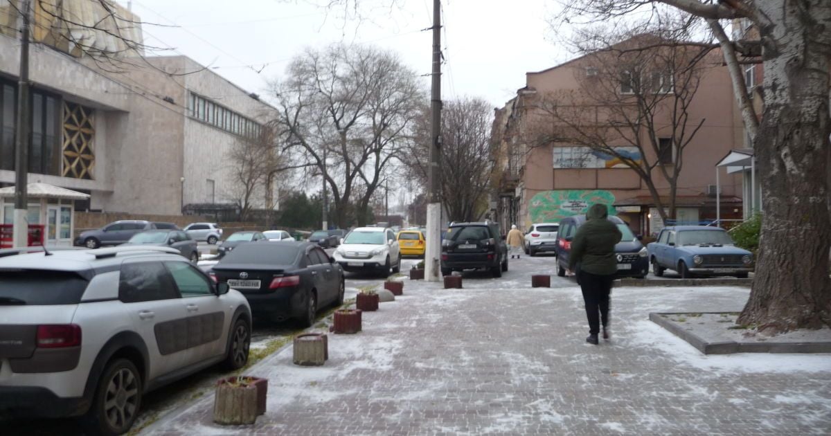 В Одесі випав перший сніг та утворився дорожній колапс: з'явилися фото і відео