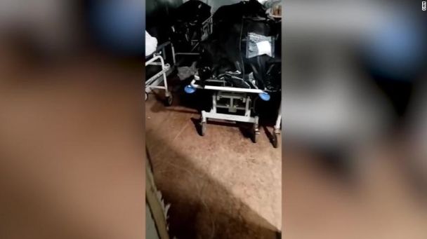 Кадр из видео, передаваемого CNN, на котором показано переполнен морг в Ульяновской области России в октябре. / © CNN