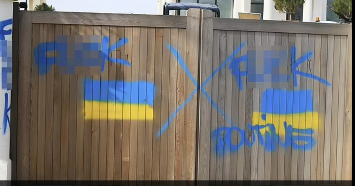 Розмалювали віллу ексдружини Путіна та потопили яхту: за кодоном мстяться росіянам через війну проти України
