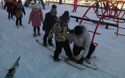 У Житомирі дошкільнят навчають кататися на лижах, яким близько 30 років