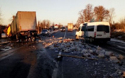 Дорога "засипана" пляшками горілки: на трасі Київ-Чоп зіткнулись дві вантажівки (фото)