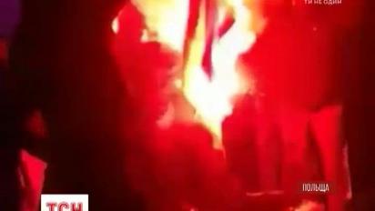 Во время празднования Дня независимости польские националисты сожгли украинский флаг