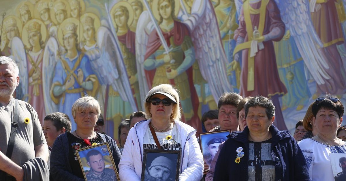 У Києві відбувся хід матерів загиблих українських військових: як це було