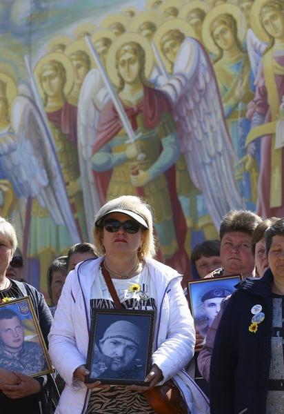 У Києві відбувся хід матерів загиблих українських військових: як це було