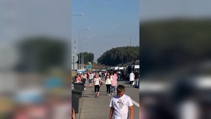 Люди стоят более 12 часов под палящим солнцем: на границе с Польшей — огромные очереди