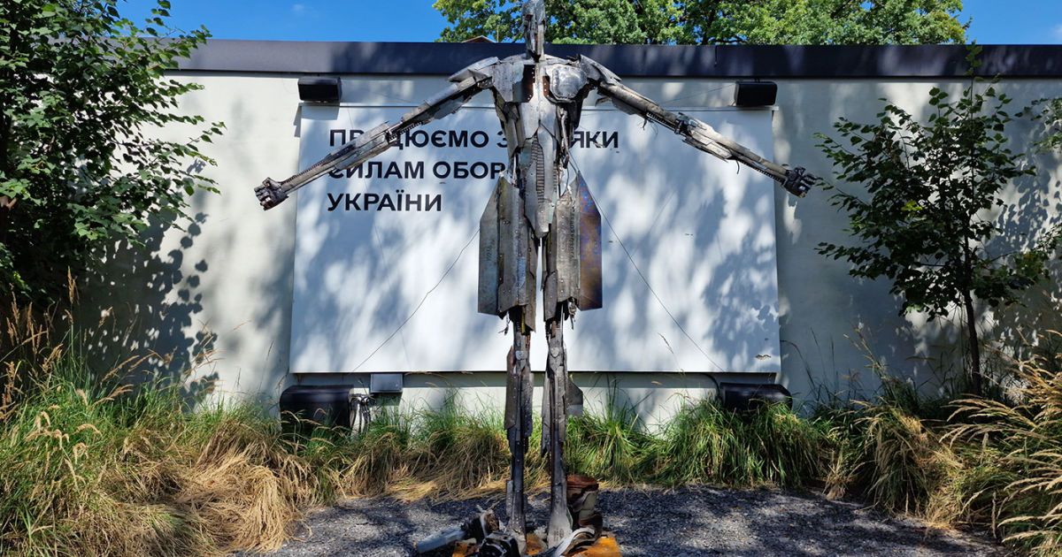 Скульптура, створена із уламків російських ракет
