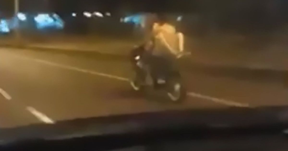 В Парагвае водитель снял на видео, как пара на мотоцикле занималась сексом во время движения