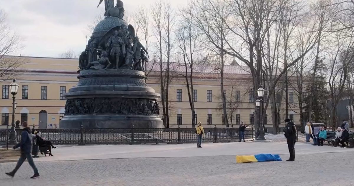 Росіянин проведе 7 діб в ув'язненні за те, що загорнувся в український прапор біля новгородського кремля: відео