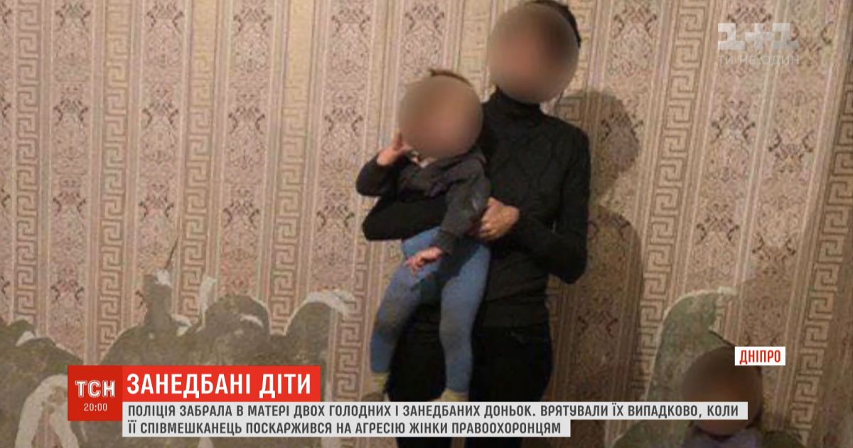 Ели бумагу и пенопласт: полиция забрала от матери двух голодных и заброшенных дочерей