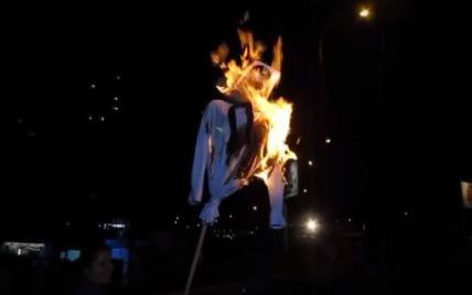 В Киеве активисты сожгли чучело Кличко в знак протеста