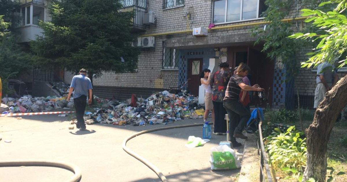 Пожежники викидають з квартири сміття, аби дістатись осередку пожежі / © Фото Валерії Ковалінської/ТСН
