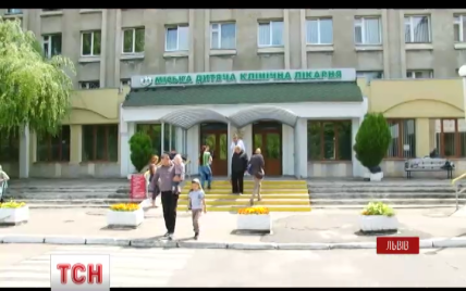 У Львові жінка під час паркування іномарки на смерть збила дворічну дитину