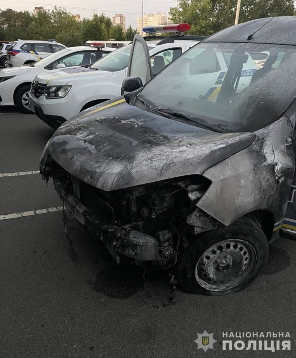 У Києві 20-річний хлопець спалив два поліцейських авто / Фото: Поліція Києва / Facebook