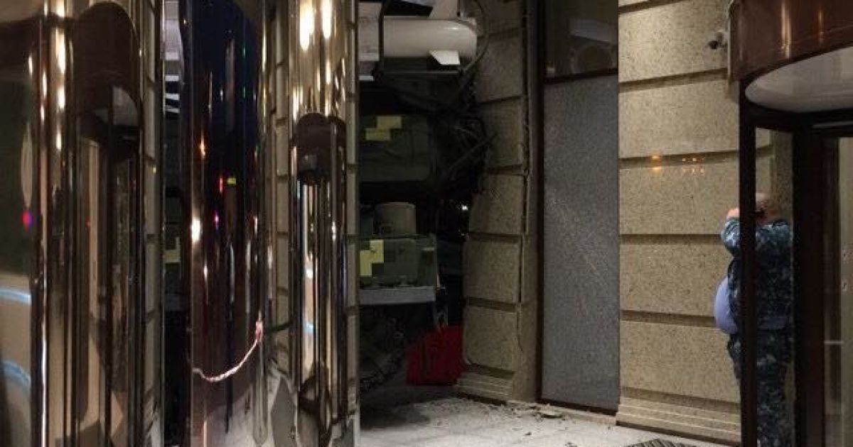 Бук врізався у торговий центр Київ_1 / © facebook.com/dtp.kiev.ua