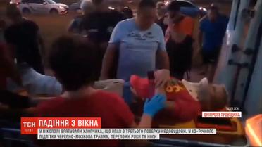 У Нікополі врятували хлопчика, який впав з третього поверху недобудови